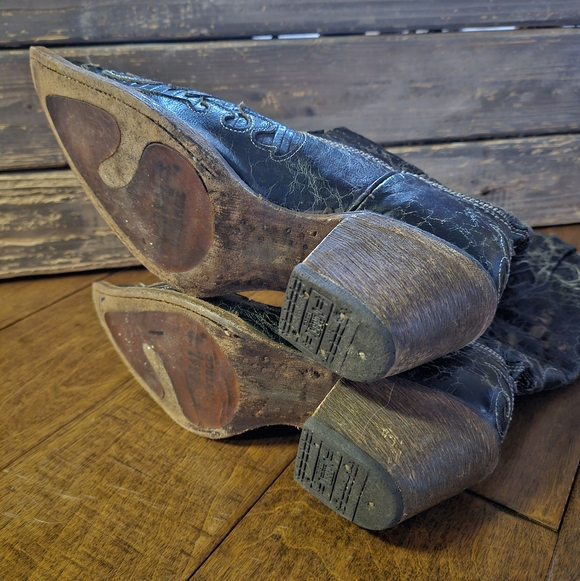 Stylish Black Embroidered Corral Women's Cowboy Boots - Picture 12 of 12